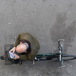 Homme lisant sur son vélo